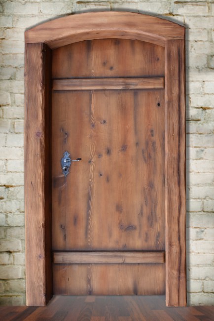 Smrkové patinované dveře s rybinovými svlaky a ručně kovanými zámky a panty.