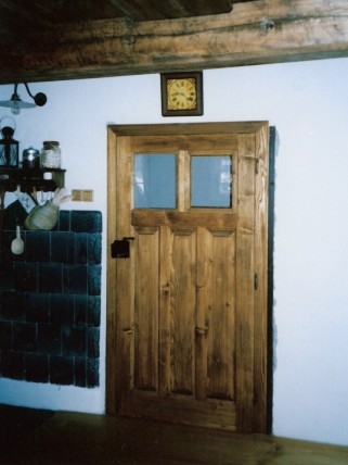 Zestařené dveře s krabicovým zámkem. Dveře na chalupu či roubenku