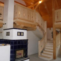 Dřevěné schodiště s ochozem, galérkou